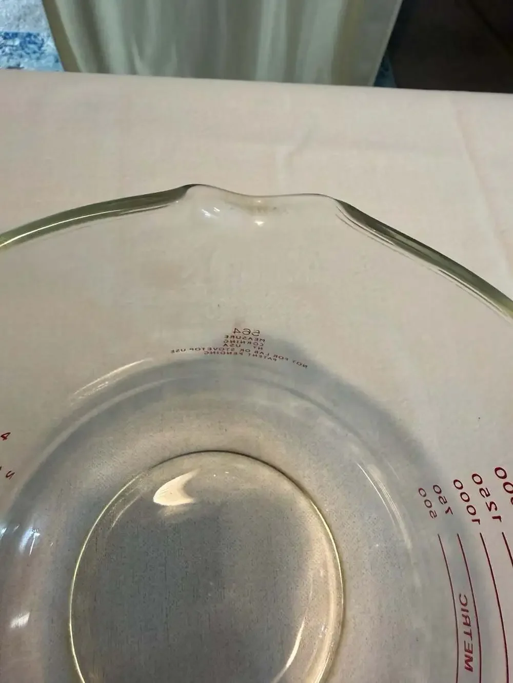 Vintage Pyrex 564 2 Quart / 8 Cup Glass Measuring Cup, Red Lettering